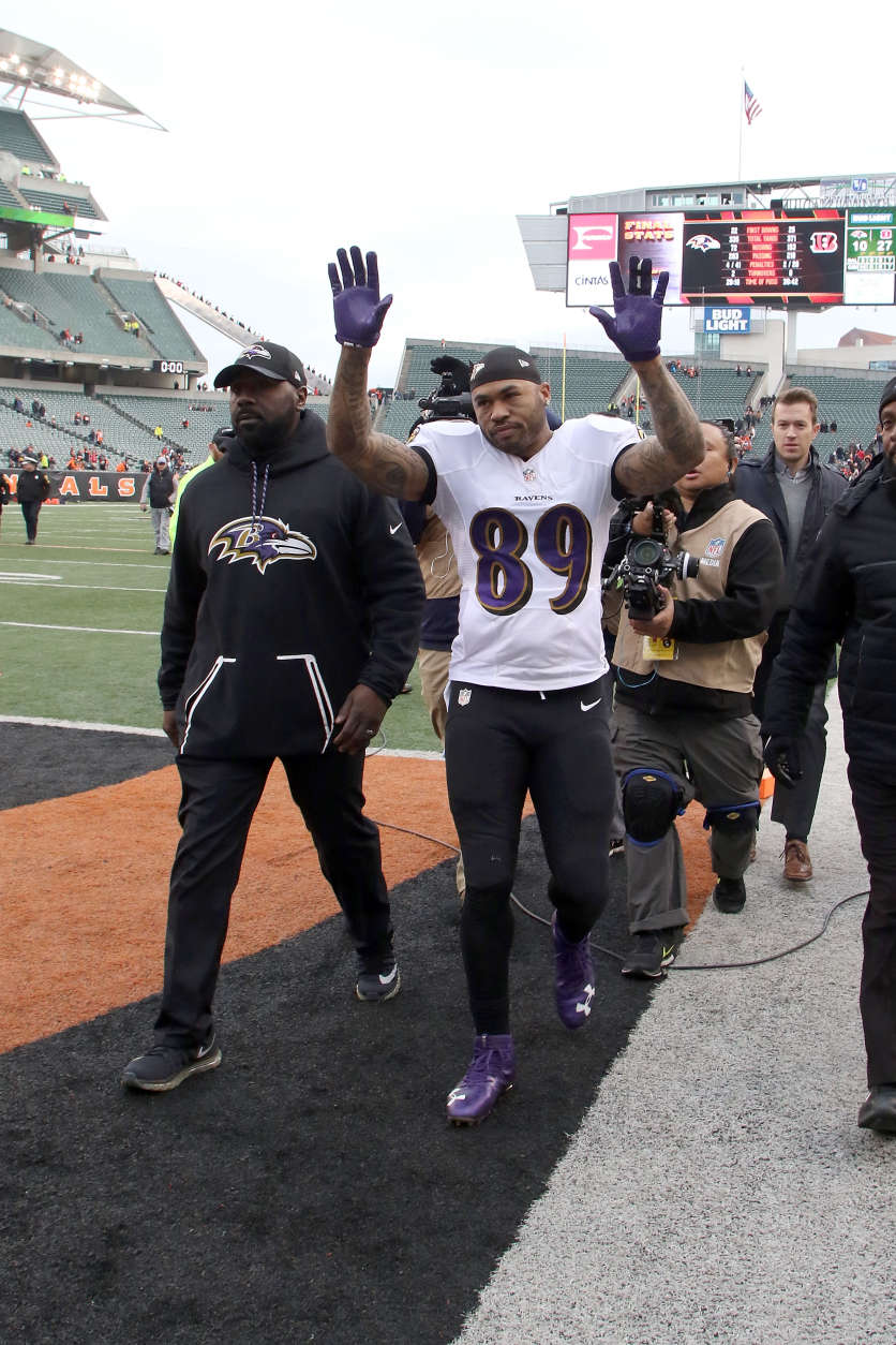 CINCINNATI, OH - JANUARY 1:  Steve Smith Sr. #89 of the Baltimore Ravens waves to fans while walking off of the field after playing his final NFL game at Paul Brown Stadium on January 1, 2017 in Cincinnati, Ohio. Cincinnati defeated Baltimore 27-10. (Photo by John Grieshop/Getty Images)