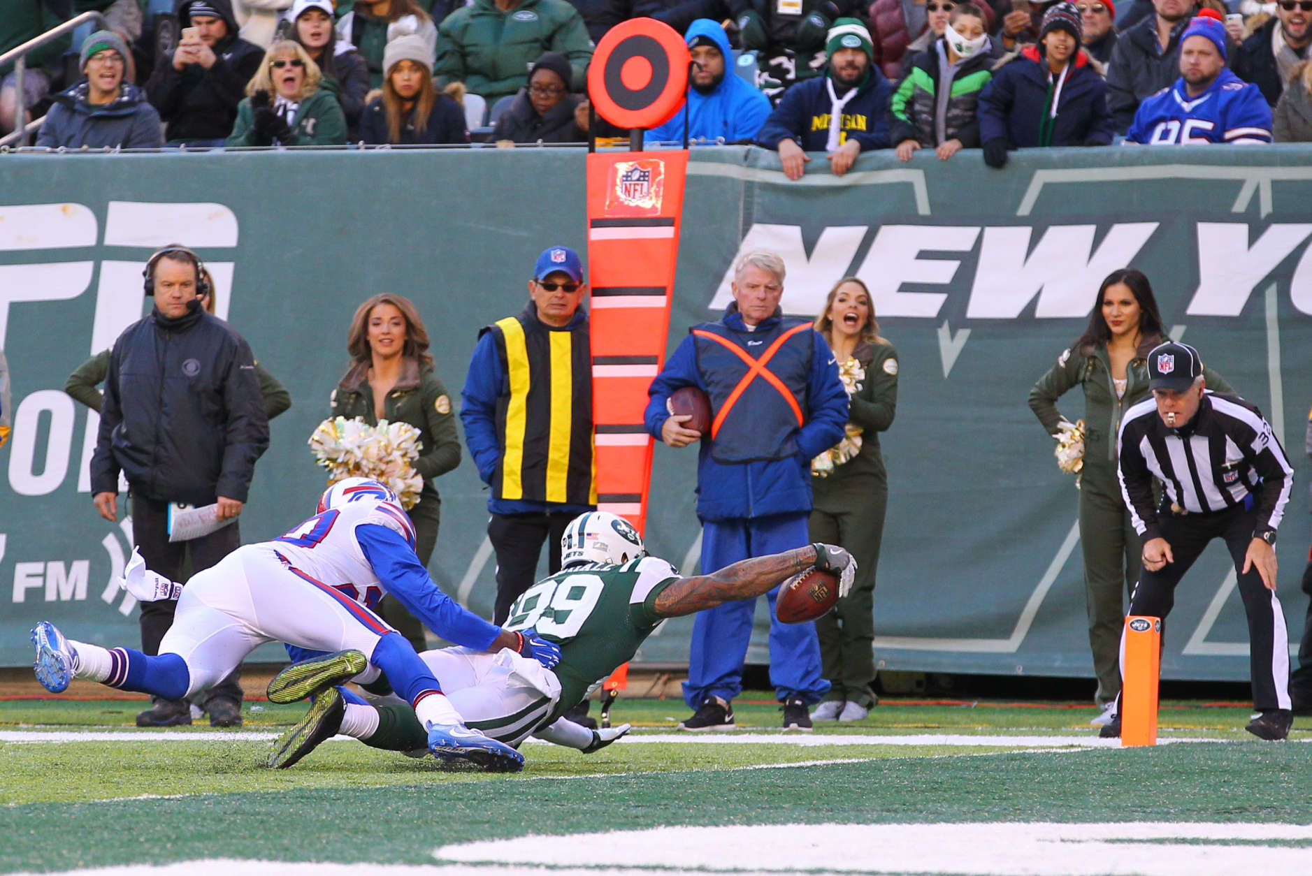 EAST RUTHERFORD, NJ - JANUARY 01:  Jalin Marshall #89 of the New York Jets dives for a touchdown during the second half of their game against the Buffalo Bills at MetLife Stadium on January 1, 2017 in East Rutherford, New Jersey. (Photo by Ed Mulholland/Getty Images)
