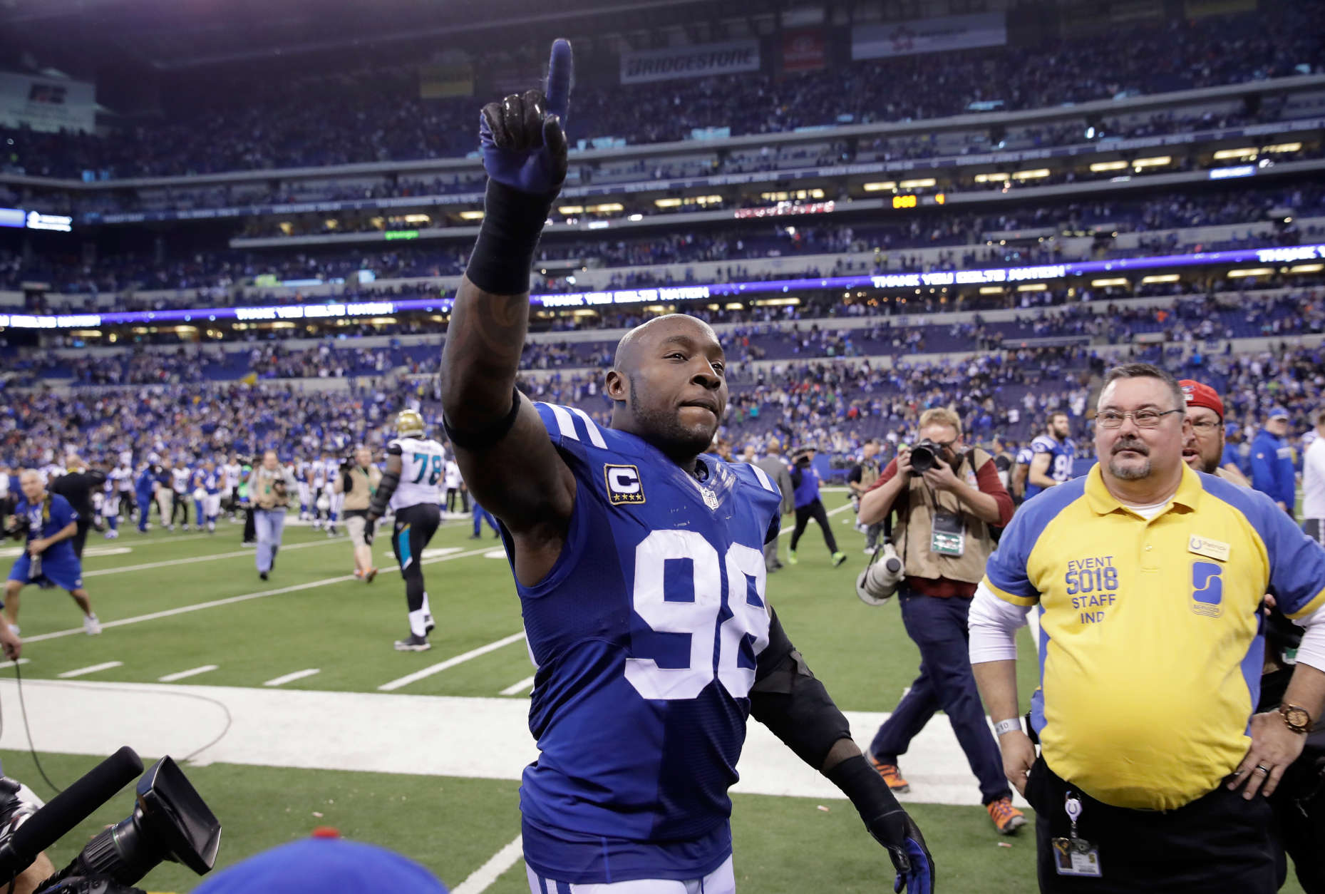INDIANAPOLIS, IN - JANUARY 01:  Robert Mathis #98 of the Indianapolis Colts waves to the crowd after the game against the Jacksonville Jaguars at Lucas Oil Stadium on January 1, 2017 in Indianapolis, Indiana.  (Photo by Andy Lyons/Getty Images)