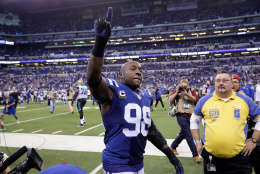 INDIANAPOLIS, IN - JANUARY 01:  Robert Mathis #98 of the Indianapolis Colts waves to the crowd after the game against the Jacksonville Jaguars at Lucas Oil Stadium on January 1, 2017 in Indianapolis, Indiana.  (Photo by Andy Lyons/Getty Images)
