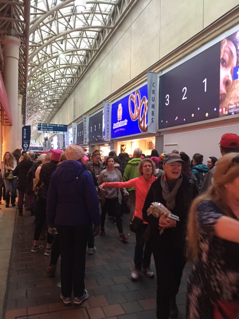 Crowds fill Union Station in D.C. on the morning of the Women's March on Washington. (WTOP/Jenny Glick)