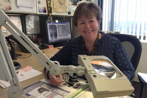 Fingerprint expert hangs up magnifying glass after decades of crime analysis