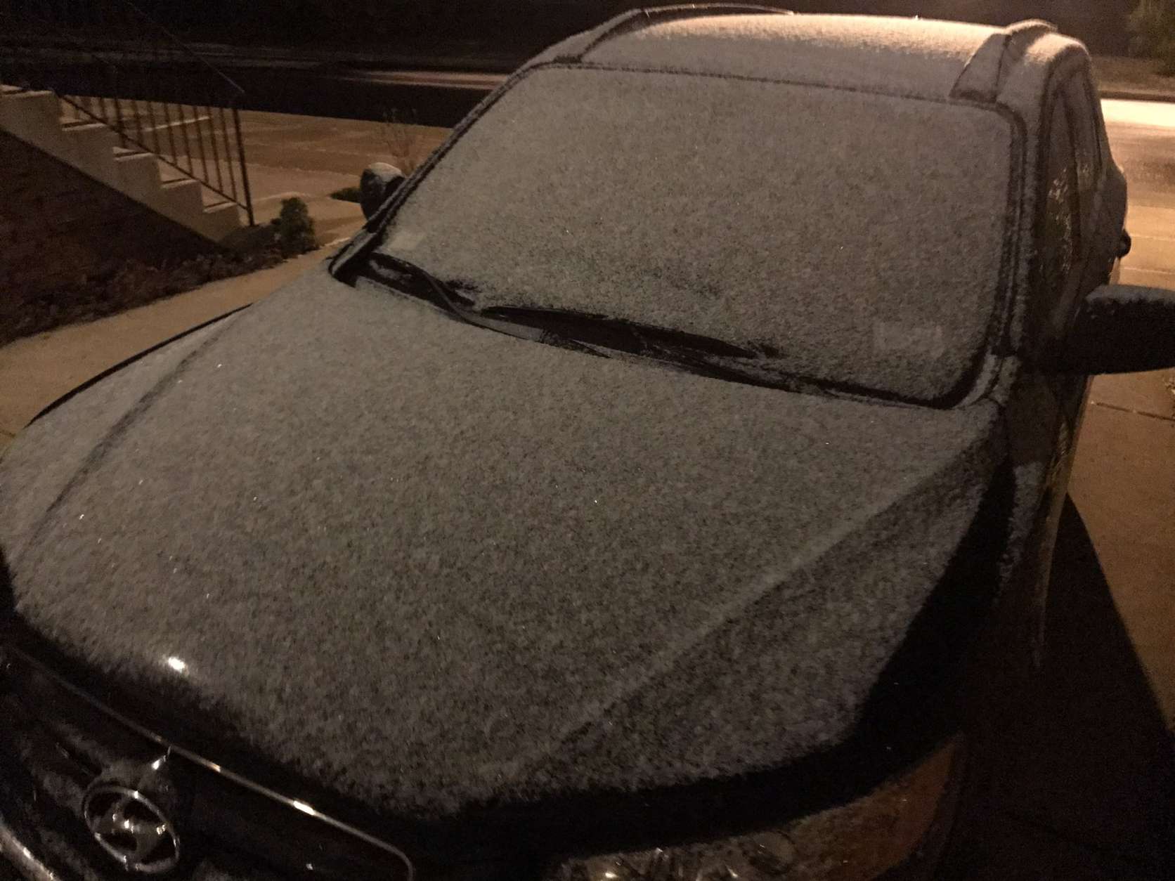 The snow made a dusting on cars in Loudoun County. (WTOP/Neal Augenstein)