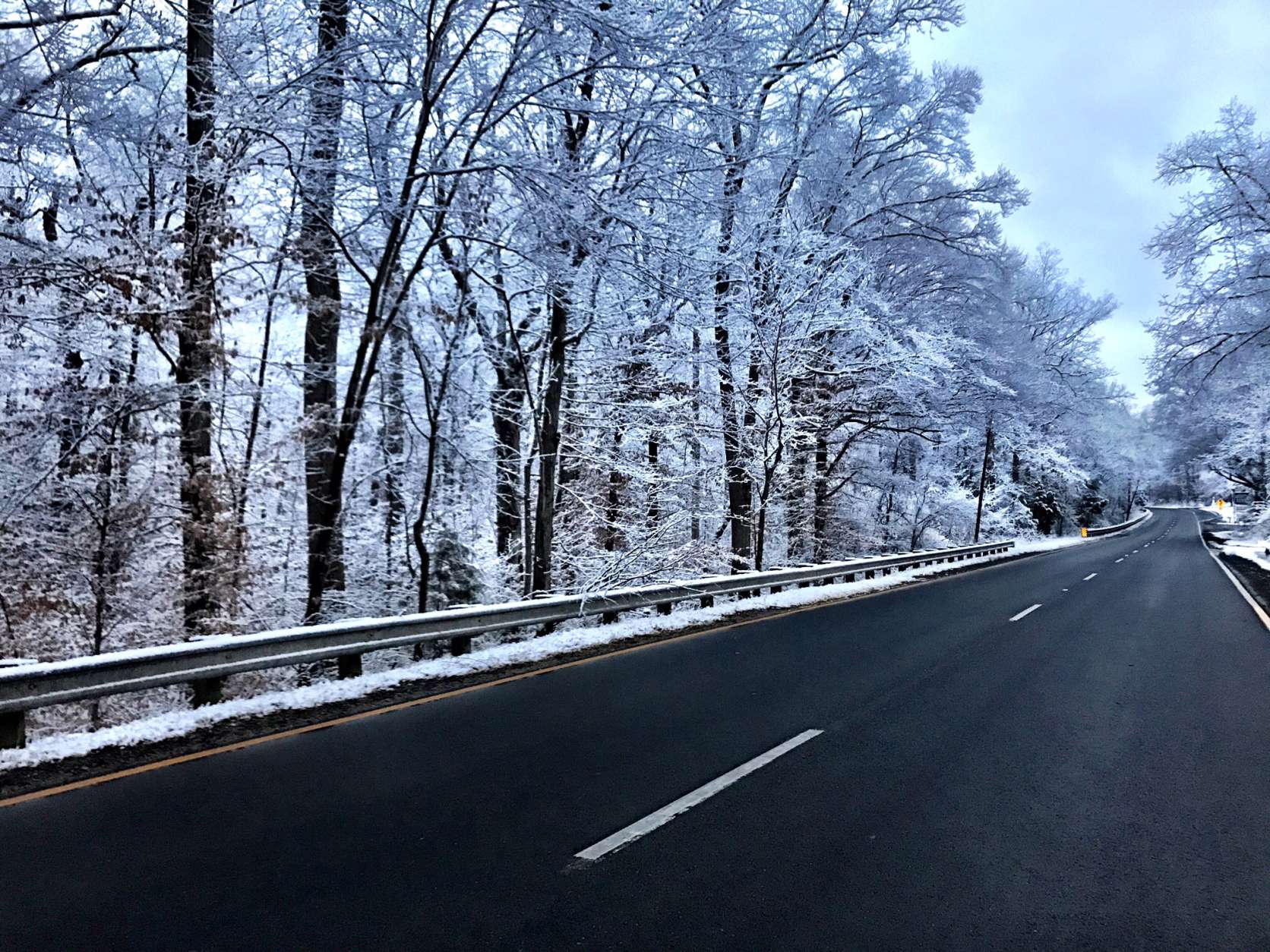 Even though Stafford County got 2 to 3 inches of snow, in most places road surfaces are just wet. (WTOP/Neal Augenstein)