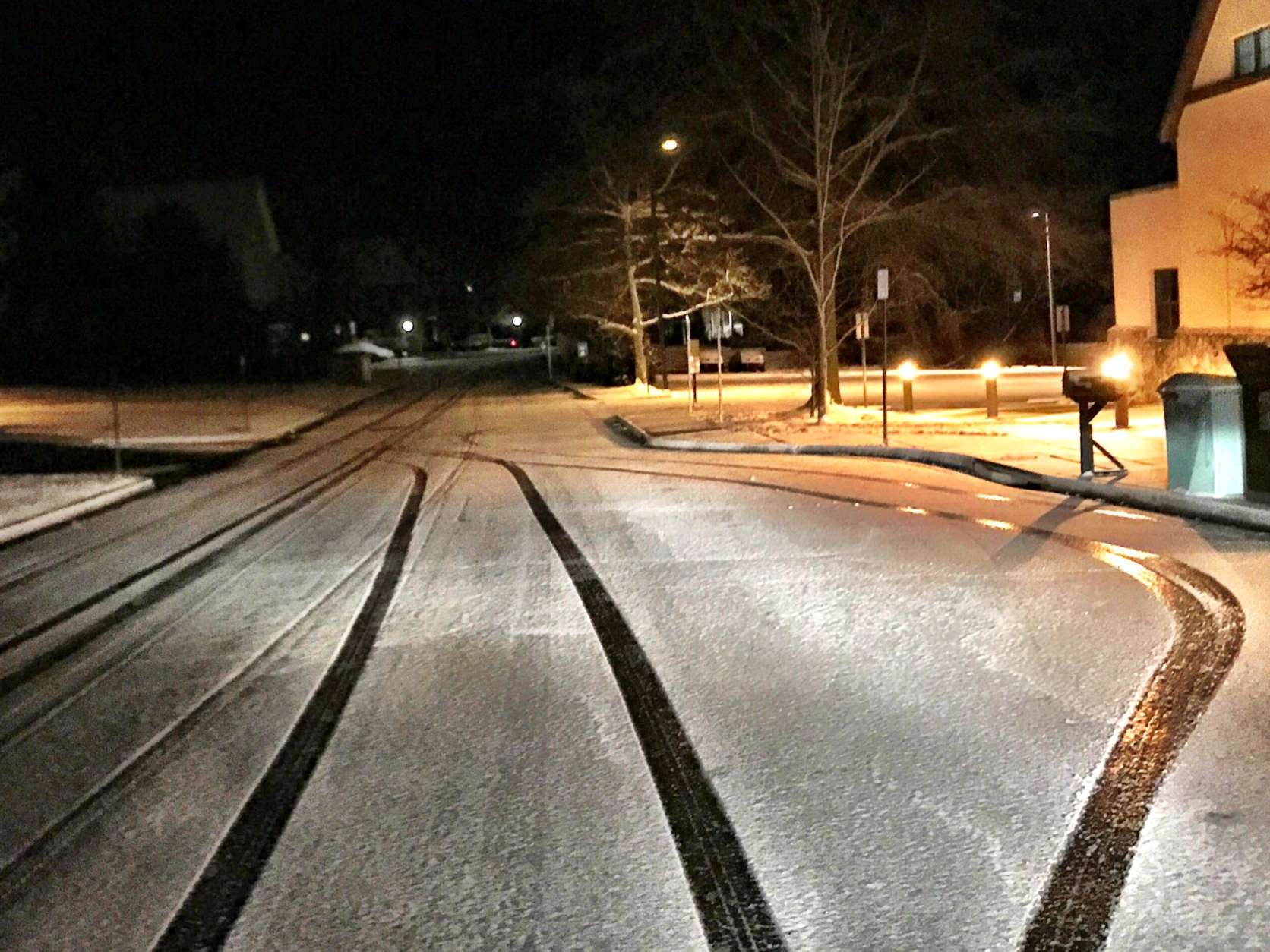 Snow on the side streets in Loudoun County, Virginia. (WTOP/Neal Augenstein)