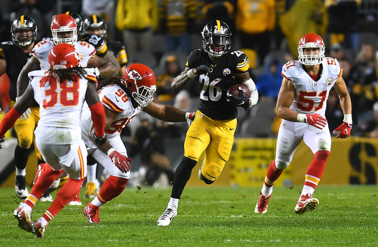 PITTSBURGH, PA - OCTOBER 02:  Le'Veon Bell #26 of the Pittsburgh Steelers rushes against the Kansas City Chiefs in the second half during the game at Heinz Field on October 2, 2016 in Pittsburgh, Pennsylvania. (Photo by Joe Sargent/Getty Images)