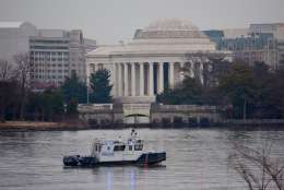 D.C. police patrol the Potomac River on an overcast Inauguration Day. (WTOP/Dave Dildine)