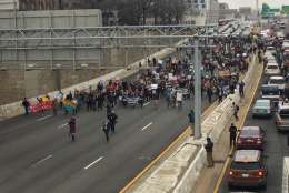Protesters march across the freeway, reaching 7th Street SW. (WTOP/Rob Woodfork)