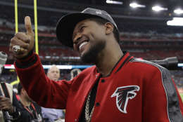 Usher poses for photos before the NFL Super Bowl 51 football game between the New England Patriots and the Atlanta Falcons, Sunday, Feb. 5, 2017, in Houston. (AP Photo/Jae C. Hong)