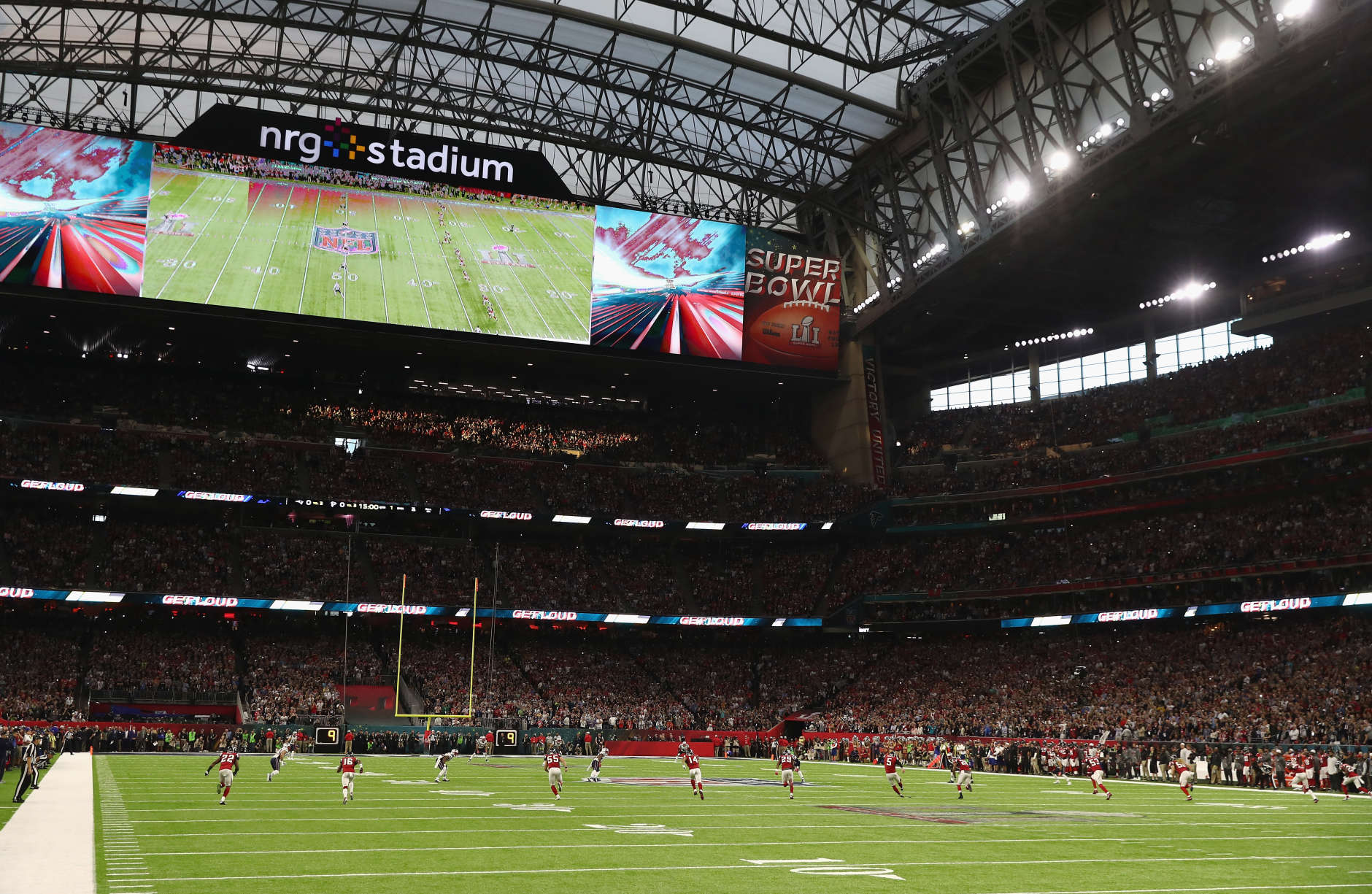 HOUSTON, TX - FEBRUARY 05: A general view of the kick off  during Super Bowl 51 between the New England Patriots and the Atlanta Falcons at NRG Stadium on February 5, 2017 in Houston, Texas.  (Photo by Elsa/Getty Images)