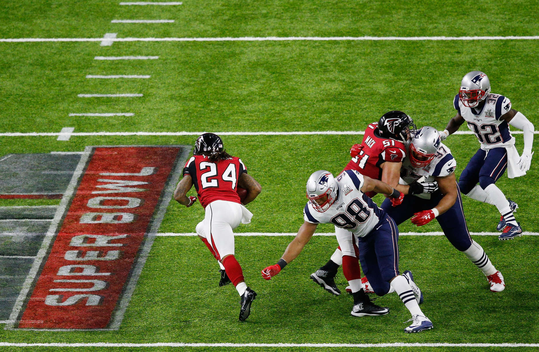 HOUSTON, TX - FEBRUARY 05:  Devonta Freeman #24 of the Atlanta Falcons runs past Martellus Bennett #88 of the New England Patriots in the first half during Super Bowl 51 at NRG Stadium on February 5, 2017 in Houston, Texas.  (Photo by Bob Levey/Getty Images)