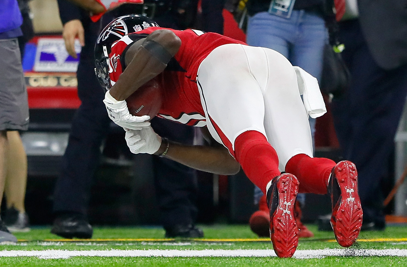 HOUSTON, TX - FEBRUARY 05: Julio Jones #11 of the Atlanta Falcons makes a catch during the fourth quarter against the New England Patriots  during Super Bowl 51 at NRG Stadium on February 5, 2017 in Houston, Texas.  (Photo by Kevin C. Cox/Getty Images)