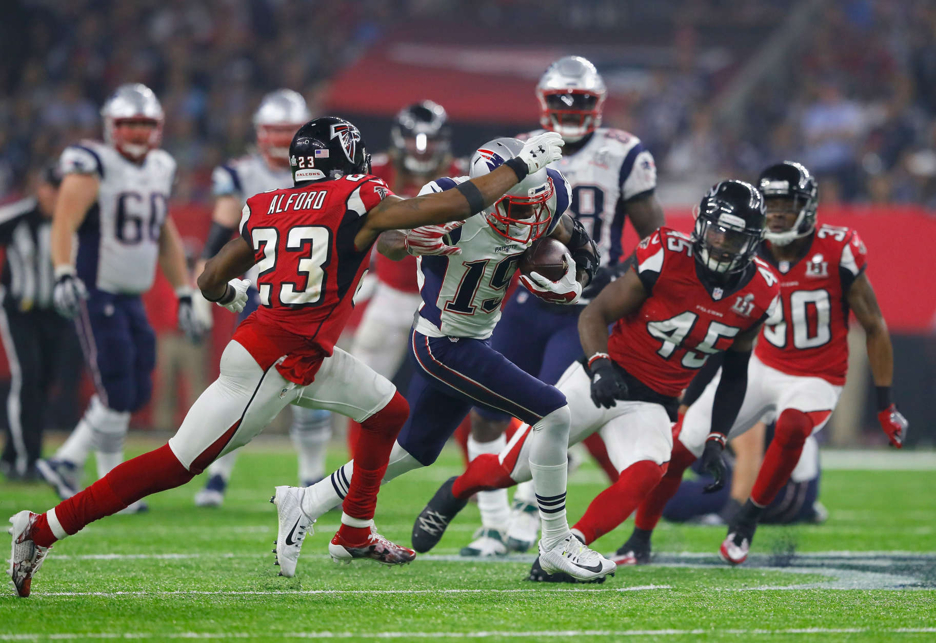 HOUSTON, TX - FEBRUARY 05: Malcolm Mitchell #19 of the New England Patriots runs after a catch in the fourth quarter against Robert Alford #23 of the Atlanta Falcons during Super Bowl 51 at NRG Stadium on February 5, 2017 in Houston, Texas.  (Photo by Kevin C. Cox/Getty Images)