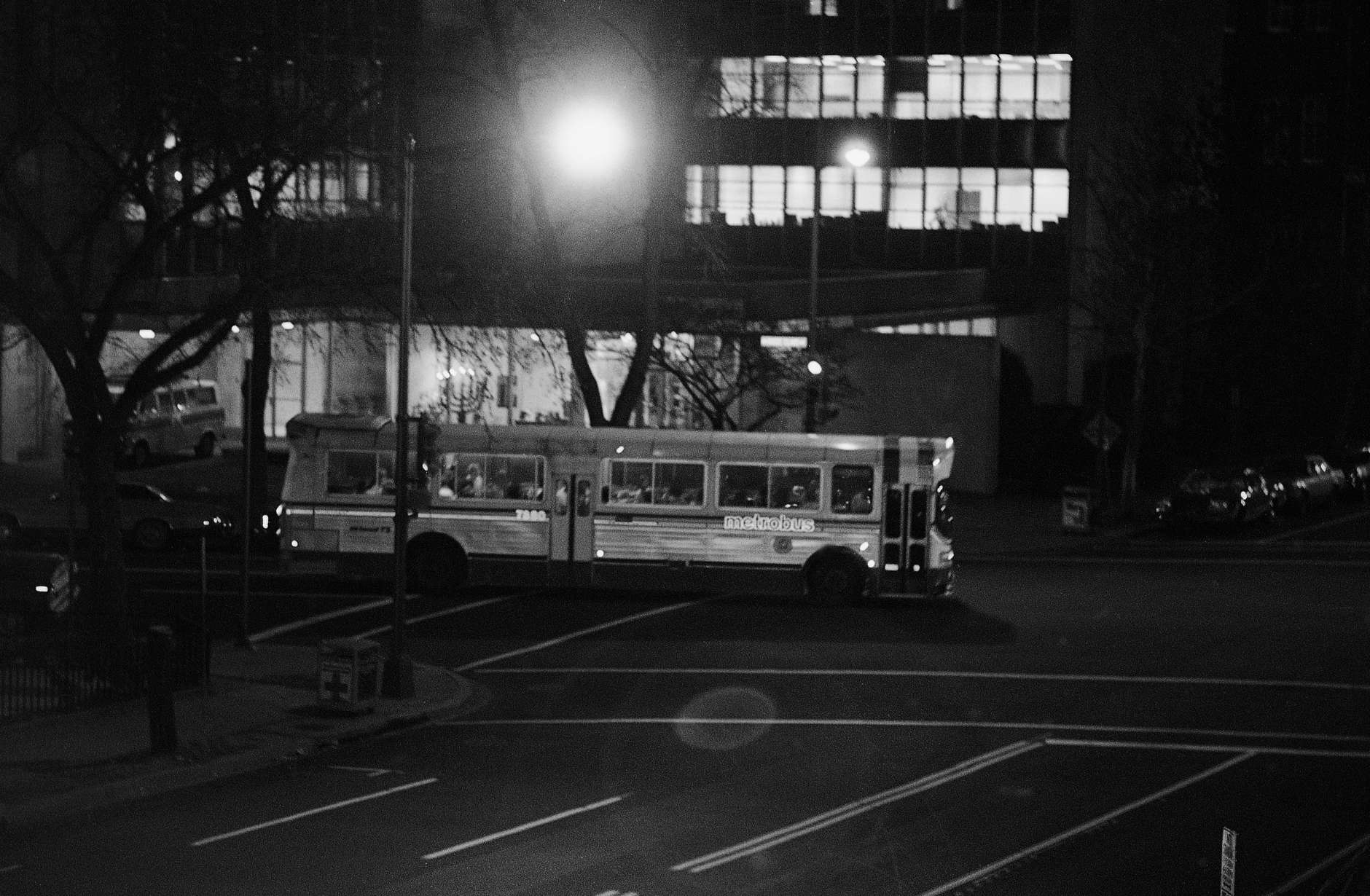A bus load of hostages leave the Bnai Brith International headquarters, background, following their release by gunmen, Friday, March 11, 1977, Washington, D.C. (AP Photo)