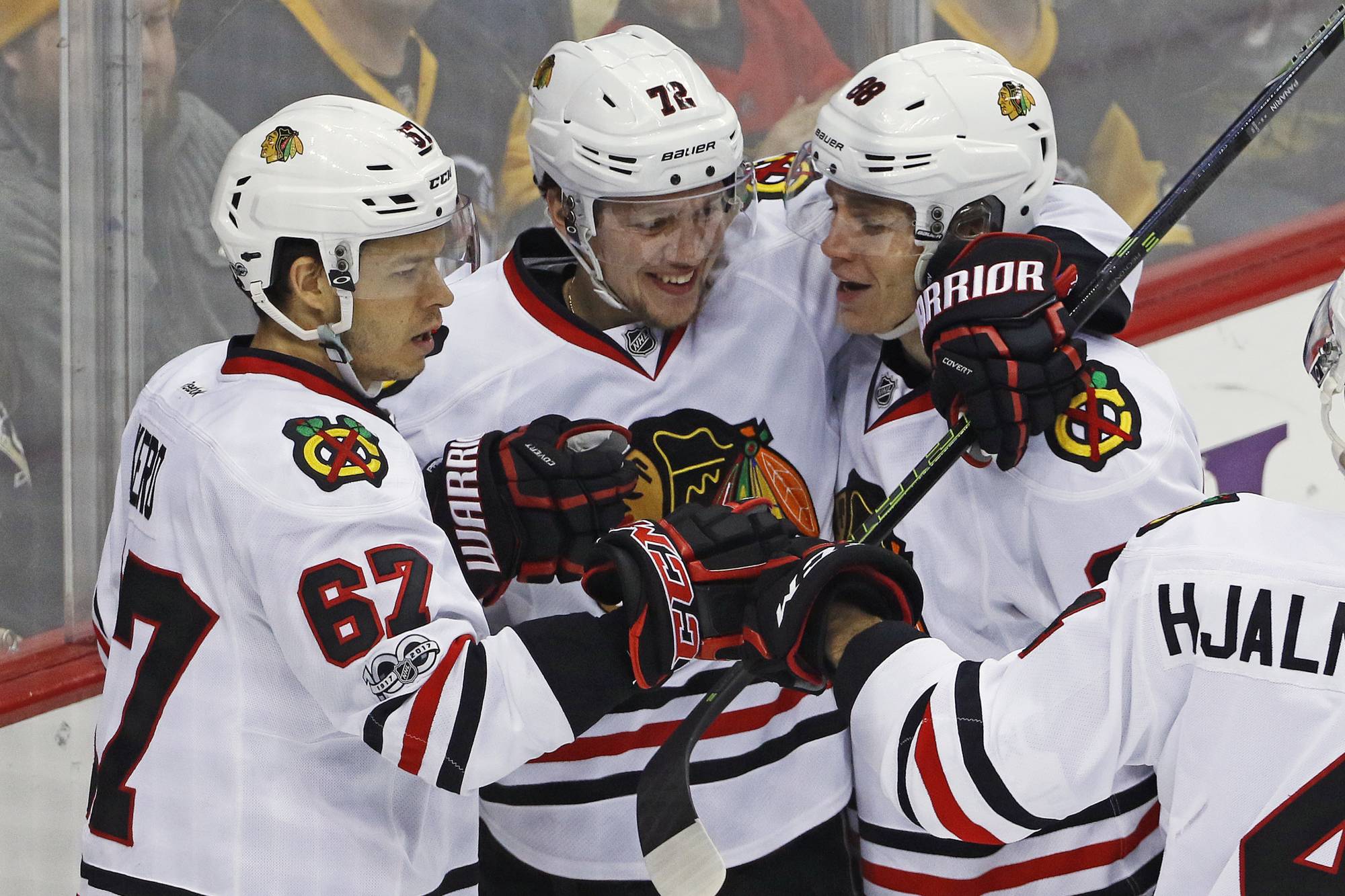 Blackhawks overwhelm short-handed Penguins 5-1