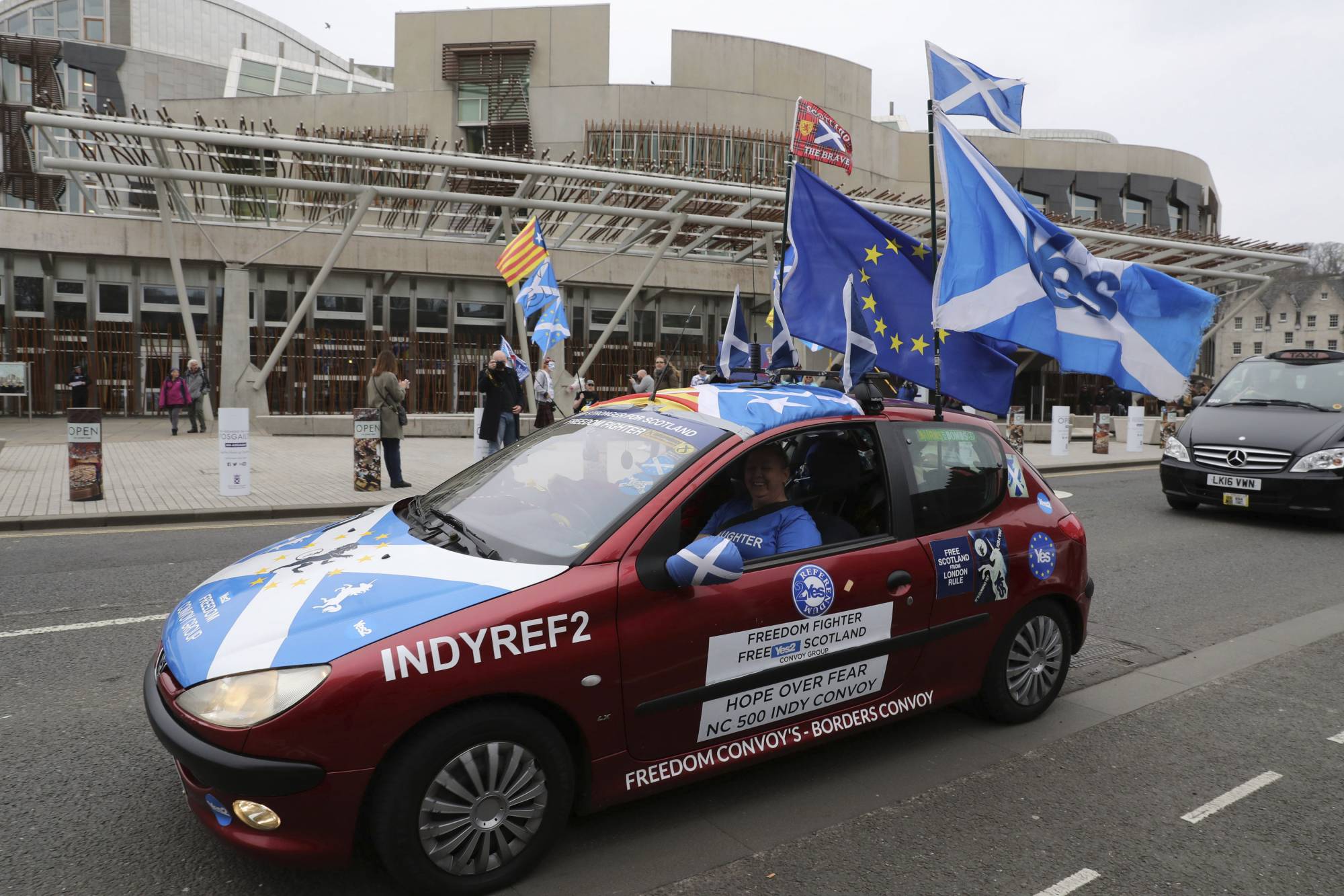Scottish lawmakers back independence referendum call