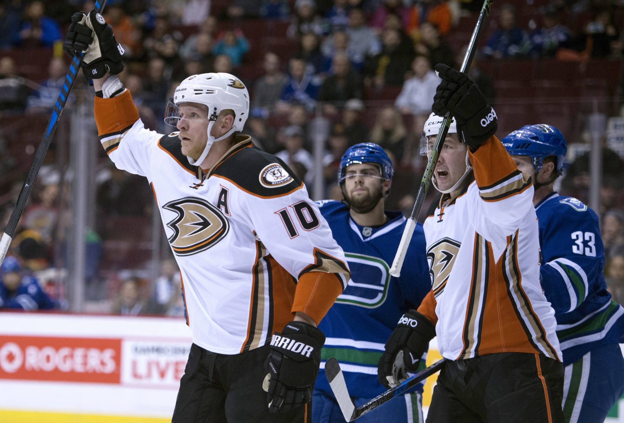 Perry, Eaves score early as Ducks down Canucks 4-1
