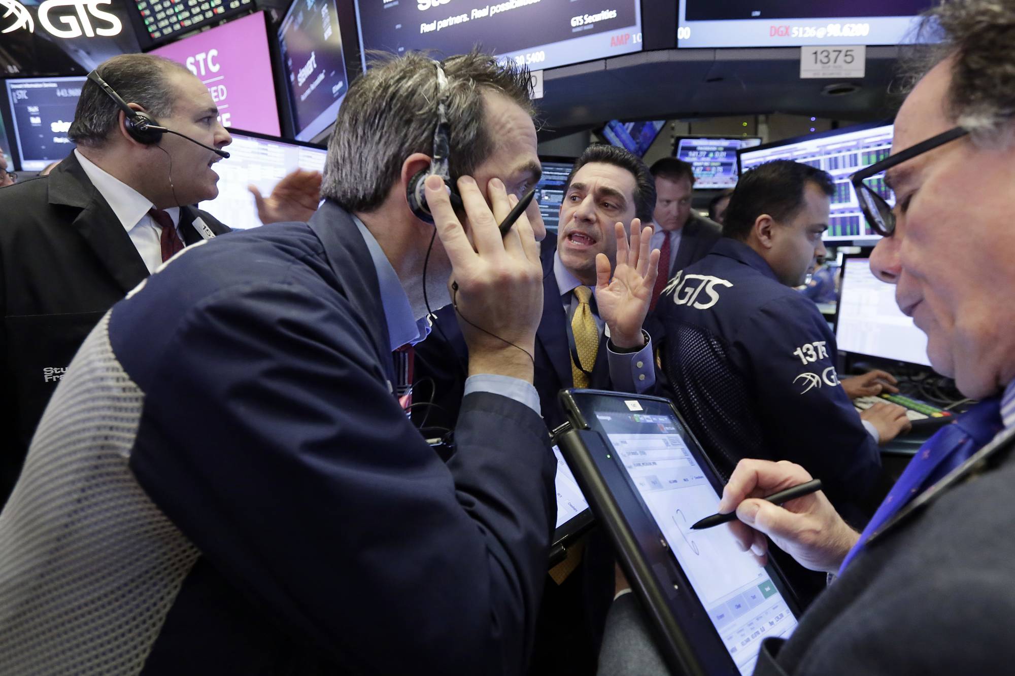 US stock indexes close mostly higher; oil up