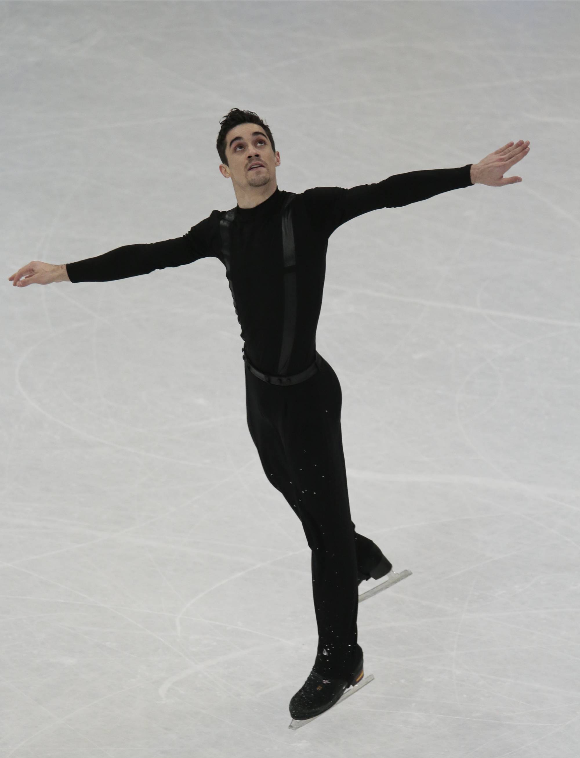 Flawless Fernandez leads at figure skating worlds