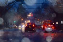Traffic Monday evening sees the nor'easter's prelude as light snow begins to fall. (WTOP/Dave Dildine)