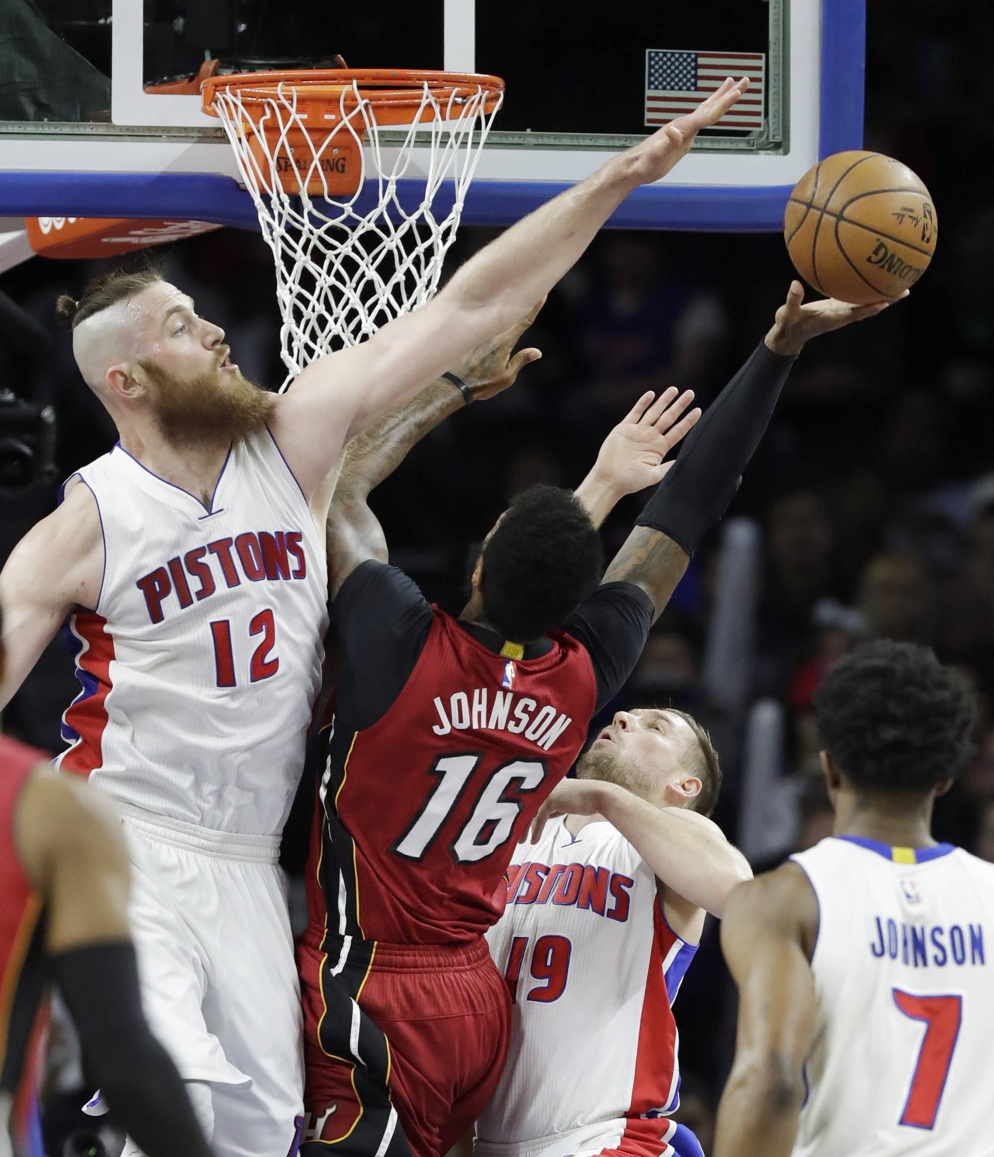 Whiteside’s buzzer-beating tip-in lifts Heat past Pistons
