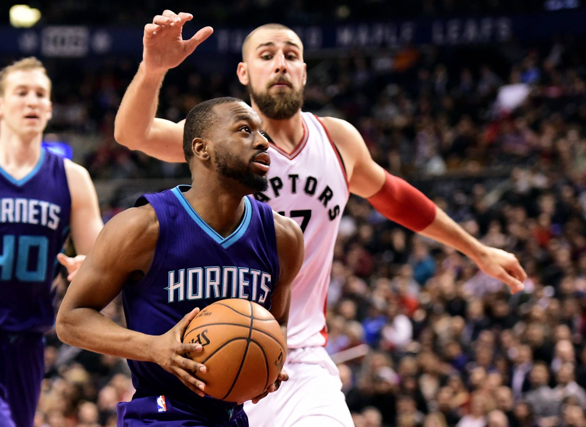 Belinelli helps Hornets beat Raptors 110-106