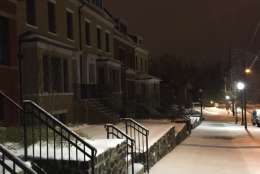 A soft layer of snow blankets the Cathedral Heights neighborhood of D.C. (WTOP/Hanna Choi)
