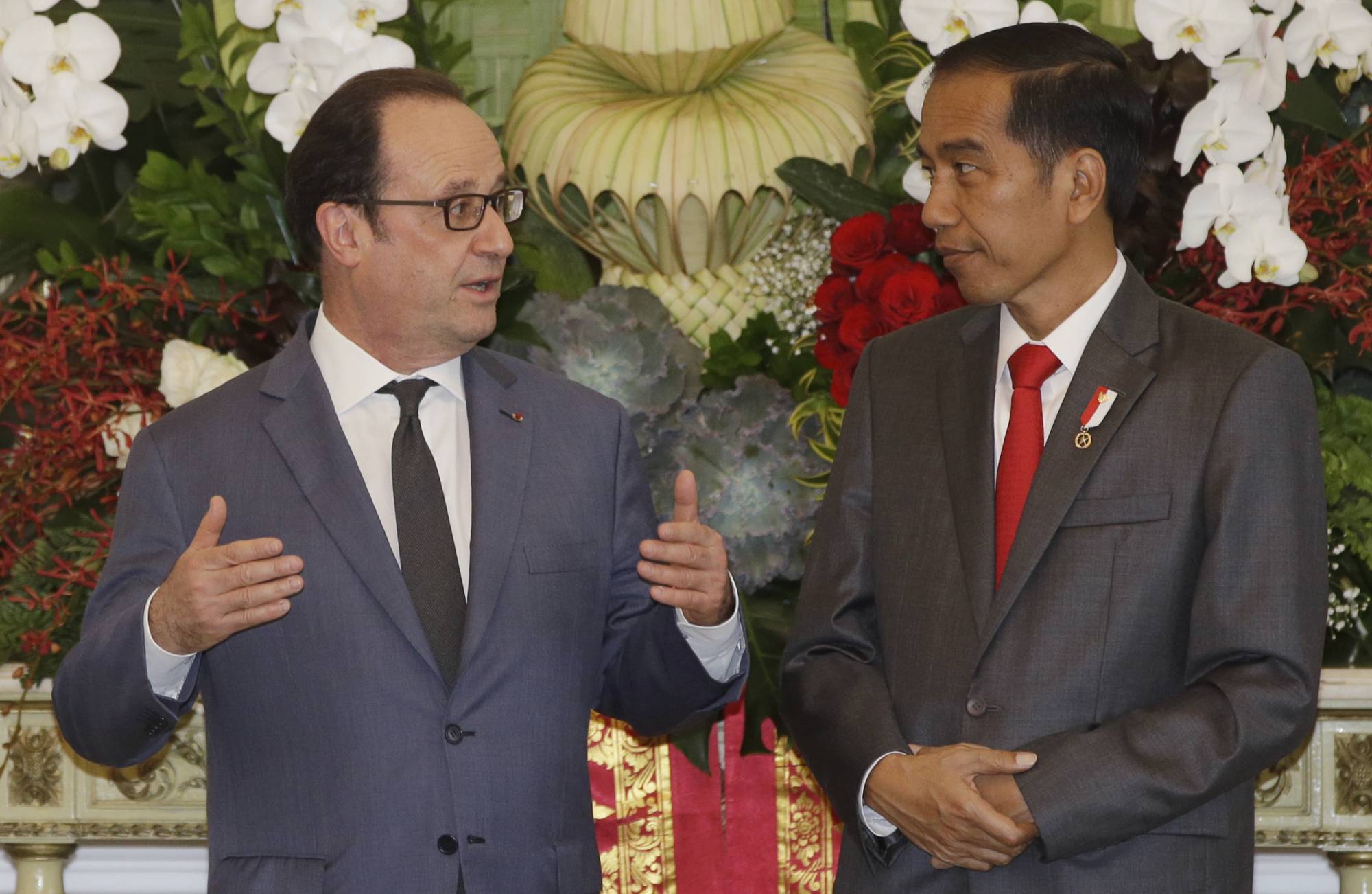 France pledges $2.6 billion for Indonesia as Hollande visits