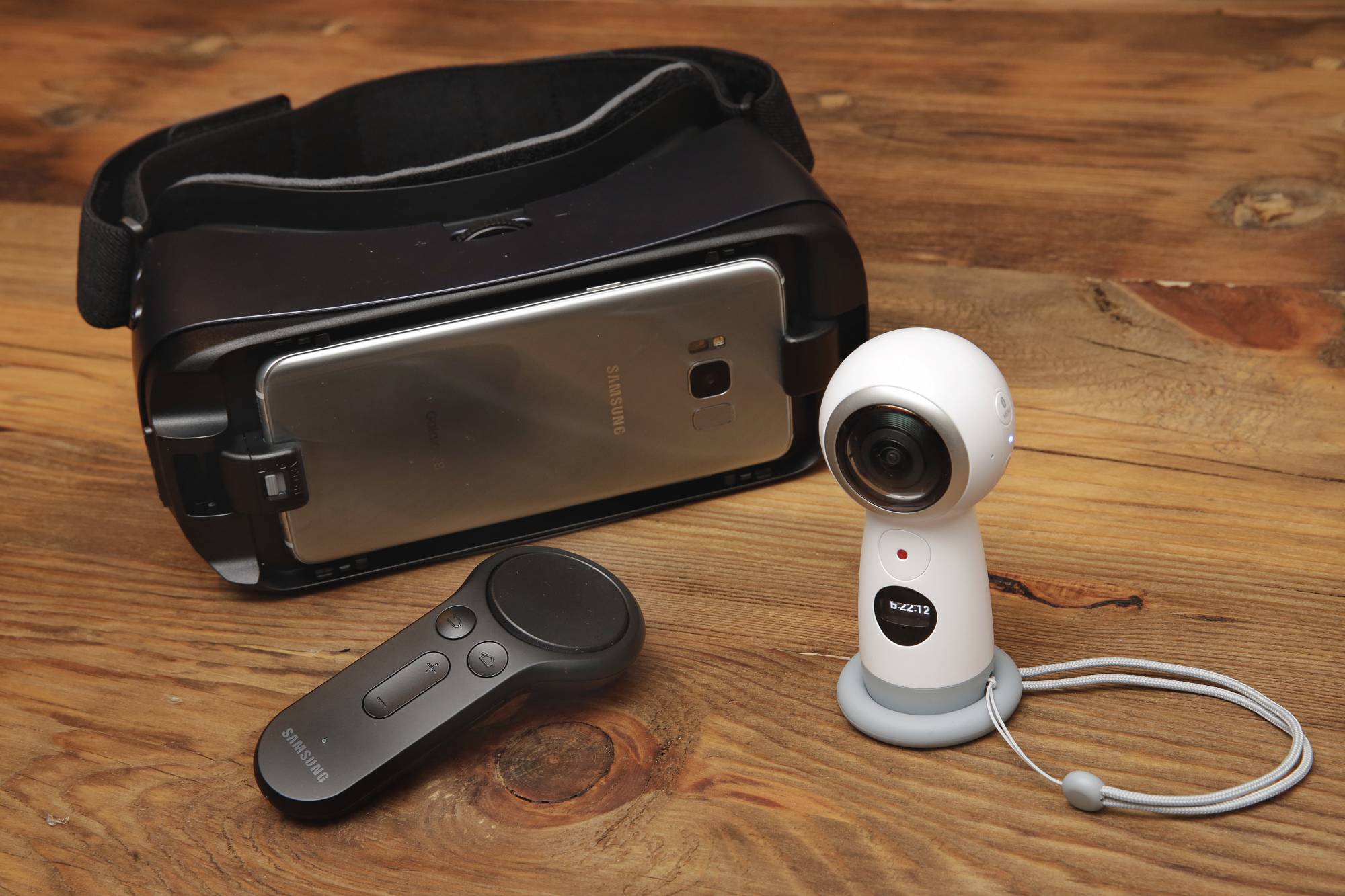 Gear 360 camera, Gear VR headset