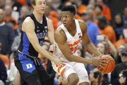 Syracuse's Tyus Battle, right, looks to pass the ball as Duke's Luke Kennard defends during the first half of an NCAA college basketball game in Syracuse, N.Y., Wednesday, Feb. 22, 2017. (AP Photo/Nick Lisi)
