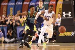 UNC Wilmington guard C.J. Bryce, left, and Hofstra guard Ameen Tanksley (2) chase after the ball during the first half of an NCAA college basketball game in the Colonial Athletic Association championship, Monday, March 7, 2016, in Baltimore. (AP Photo/Nick Wass)