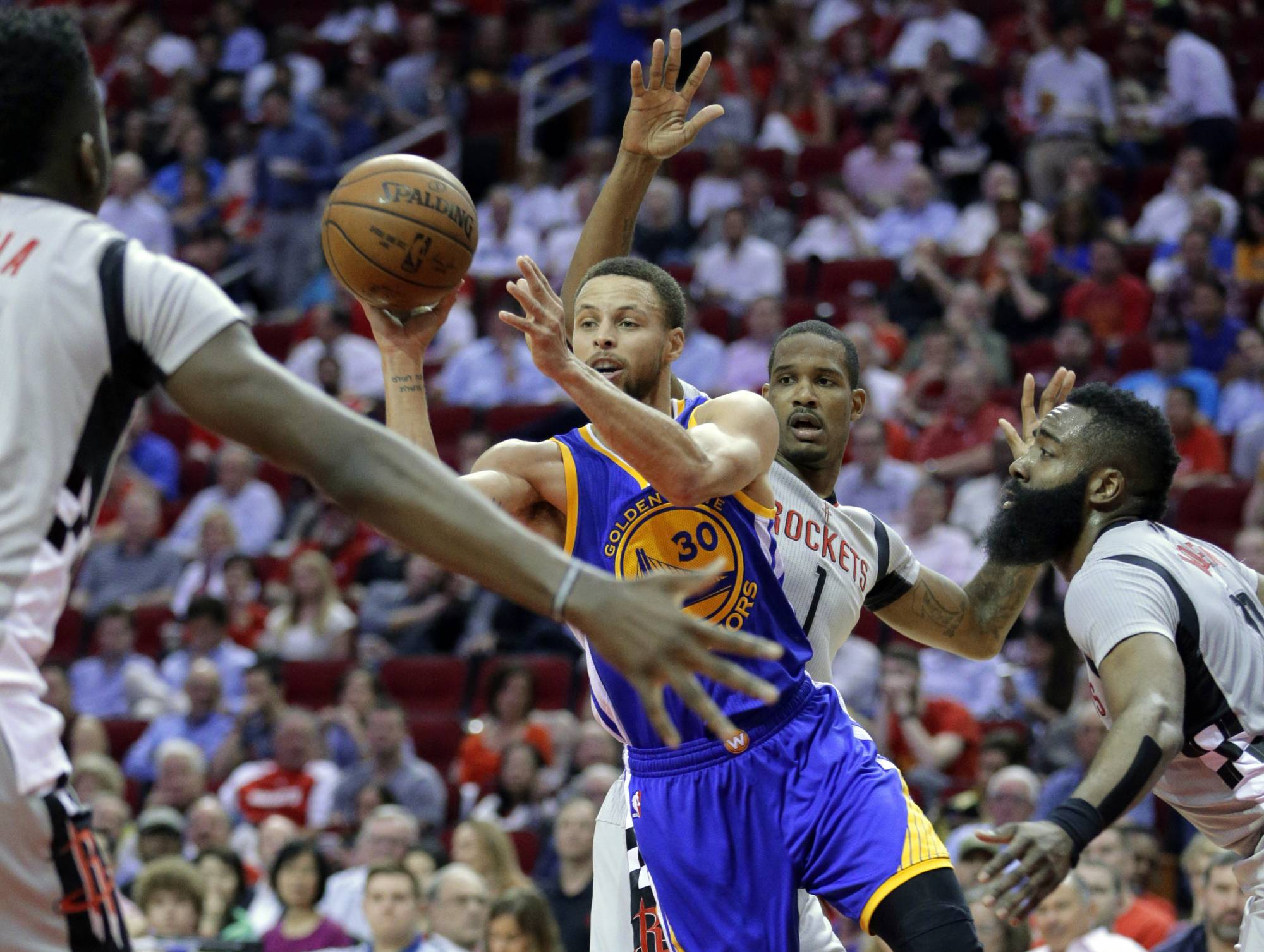Curry’s 32 lead Warriors over Rockets 113-106