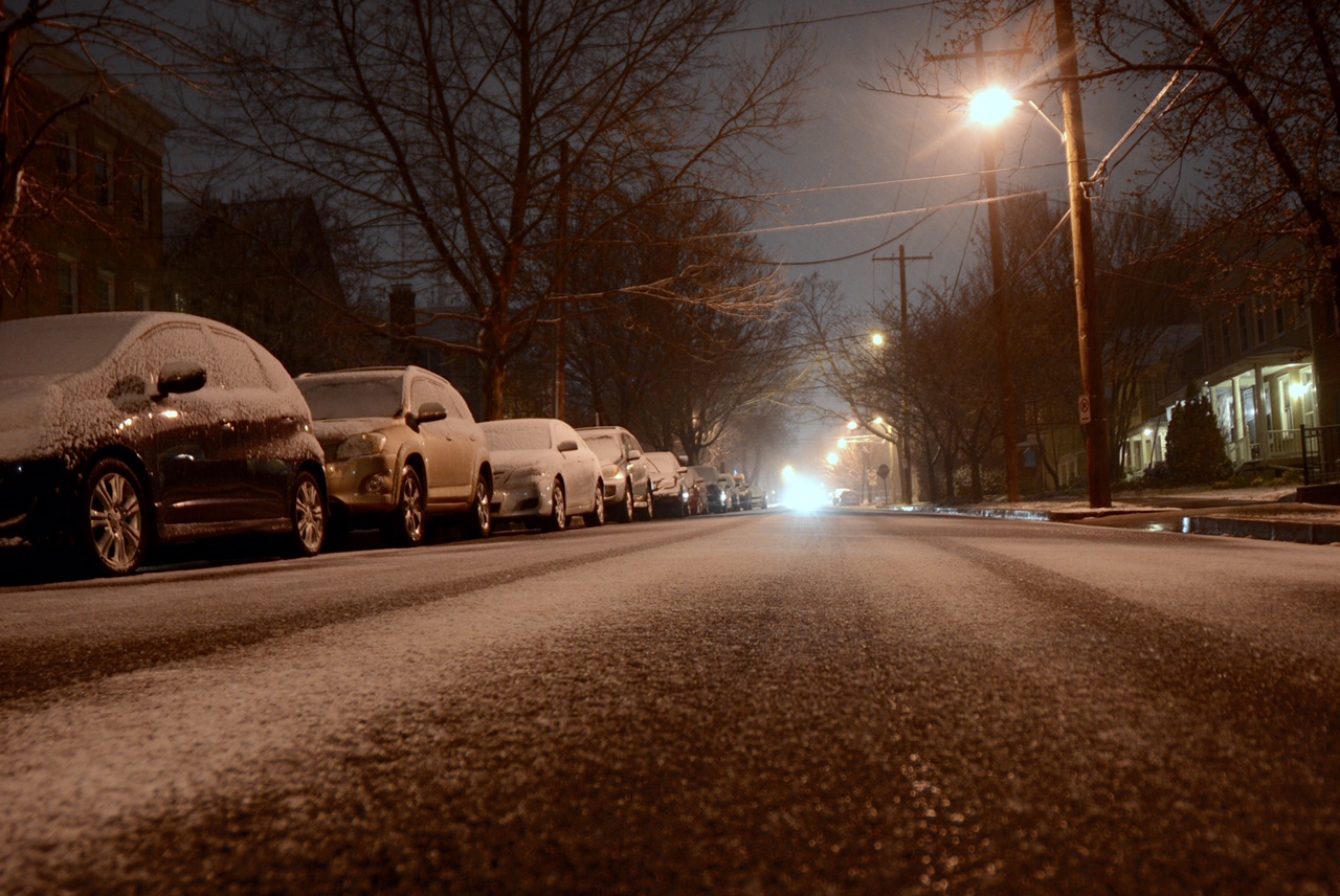 Snow starts to stick on the side streets of D.C.'s Tenleytown neighborhood in Northwest. (WTOP/Dave Dildine)