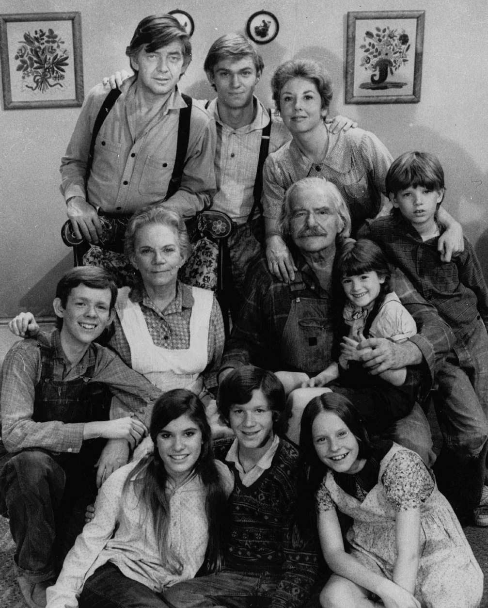 A 1975 photo of the cast of the television series "The Waltons", including Richard Thomas (top row, center) and Michael Learned (top row, right). (AP Photo)