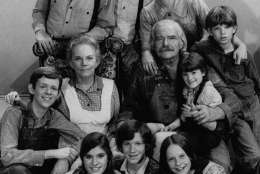 A 1975 photo of the cast of the television series "The Waltons", including Richard Thomas (top row, center) and Michael Learned (top row, right). (AP Photo)