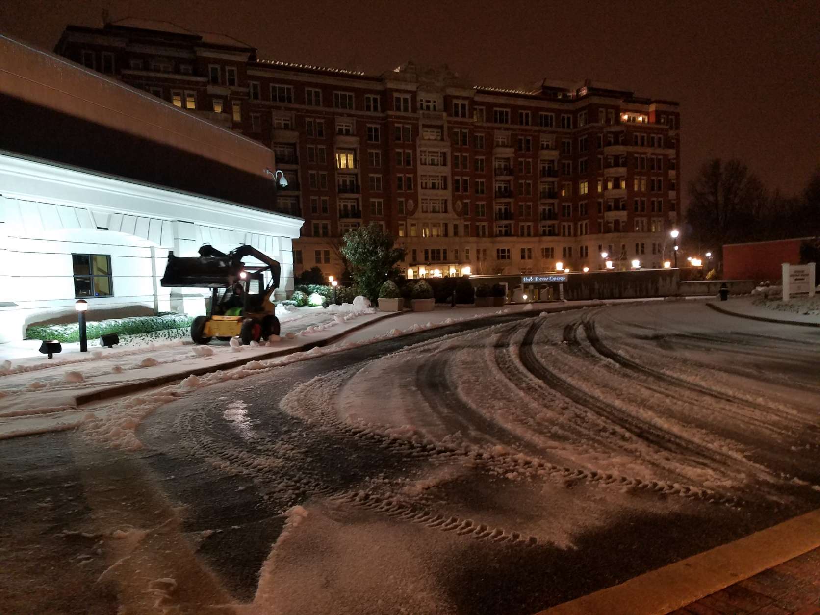 Local businesses were on top of snow removal in NW Tuesday morning. (WTOP/William Vitka)