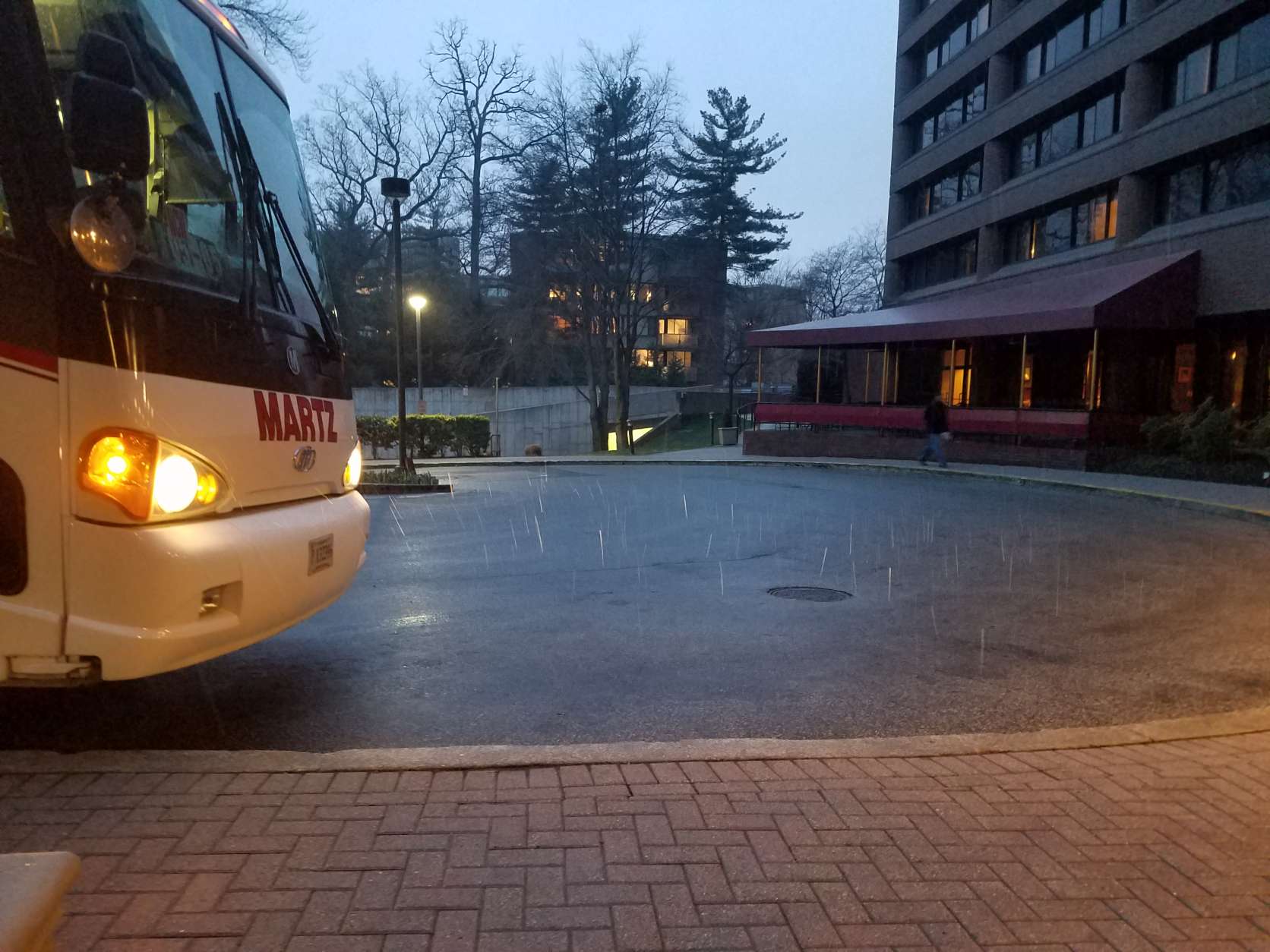 Snow starting falling in D.C. NW a little after 7 p.m. Monday. (WTOP/William Vitka)