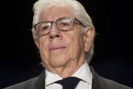 Journalist Carl Bernstein sits at the head table during the White House Correspondents' Dinner in Washington, Saturday, April 29, 2017. (AP Photo/Cliff Owen)
