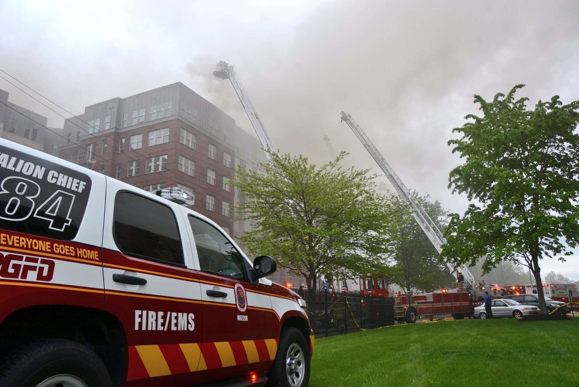 The building fire in College Park has become a five-alarm blaze. (WTOP/Dave Dildine)