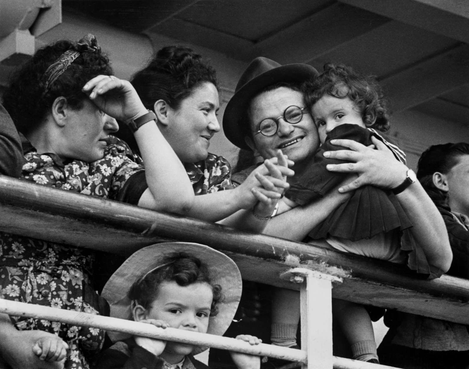 Robert Capa, [European immigrants gathered on the railing of a boat arriving in port, Haifa, Israel], May-June 1949
©International Center of Photography/Magnum Photos 