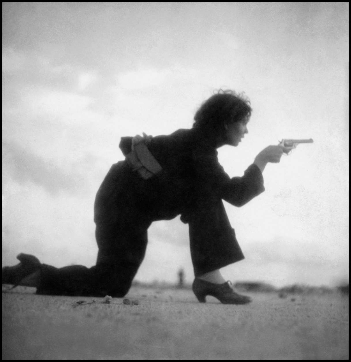 Gerda Taro, [Republican militiawoman training on the beach, outside Barcelona], August 1936
©Gerda Taro, Courtesy International Center of Photography