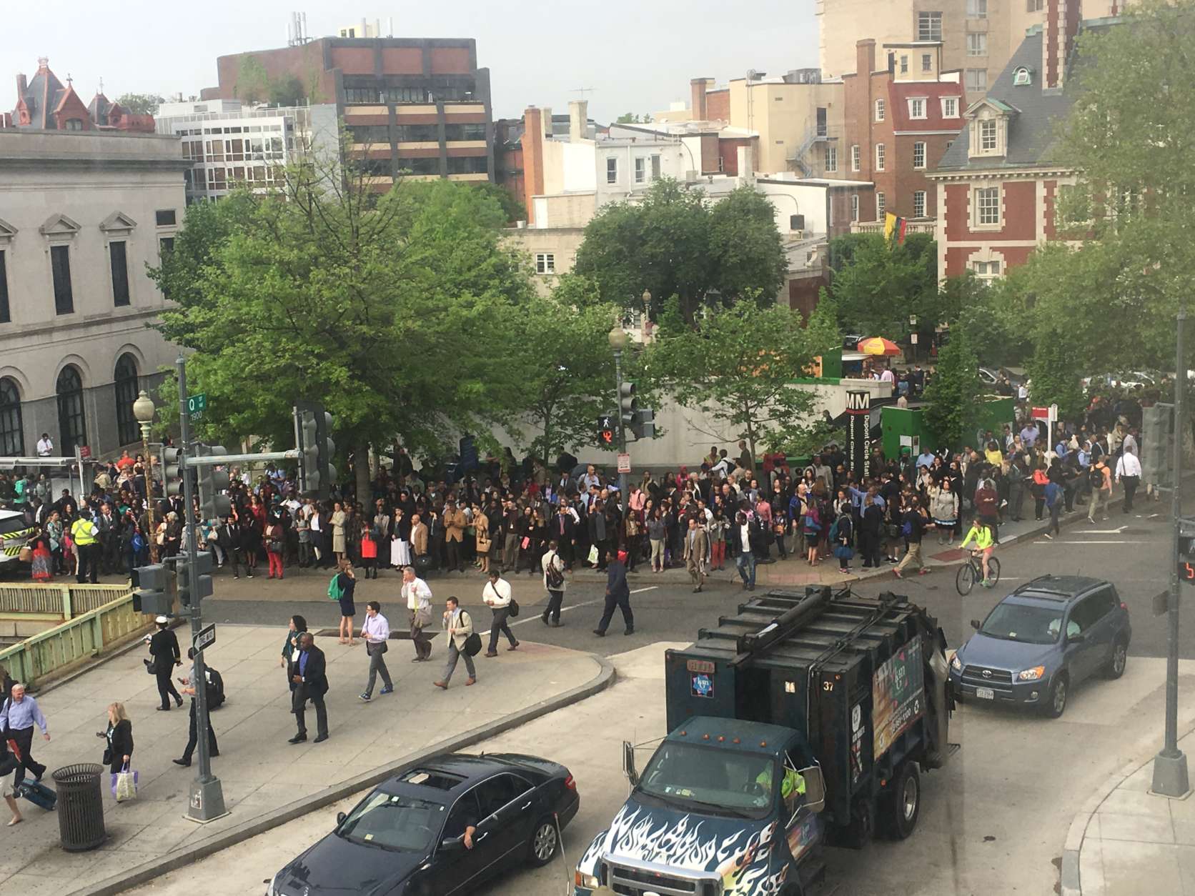 Huge morning crowds outside the Dupont Circle Metro station Thursday morning amid reports of smoke in a tunnel. (WTOP/Sarah Nania)