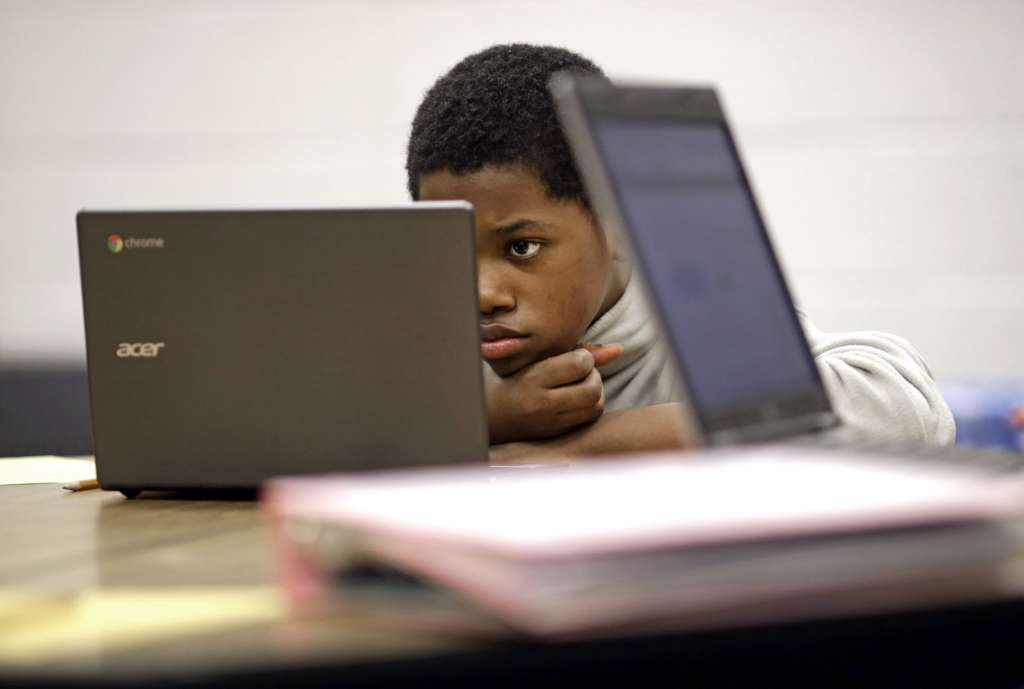DC-area schools look to balance screens and traditional learning