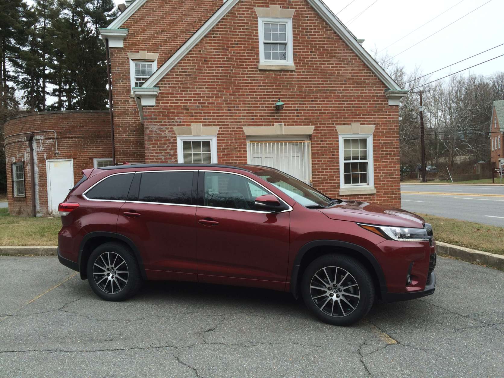 The SE trim offers a sportier look than other Highlander models with larger, 19-inch wheels and a lot of blackened trim. (WTOP/Mike Parris) 