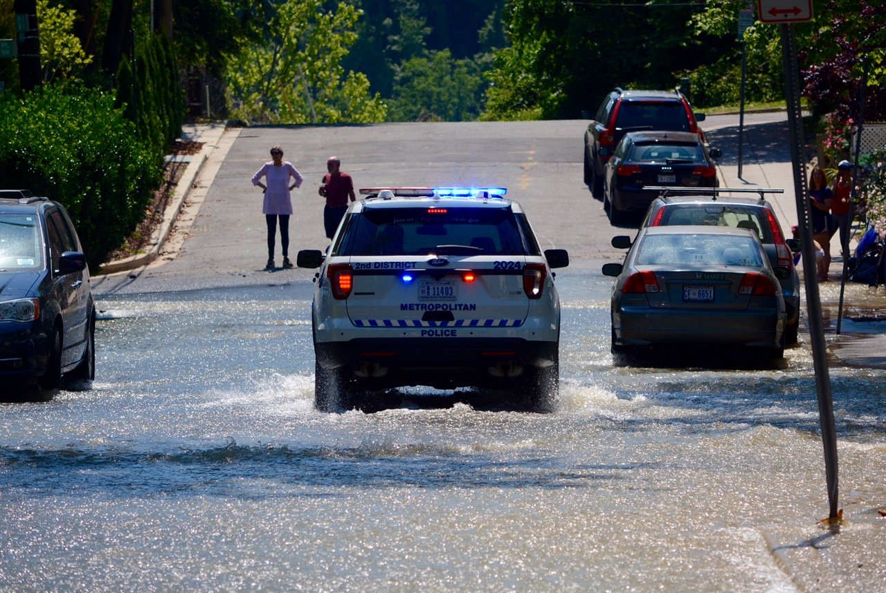 Water gushes from a broken water main on MacArthur Boulevard. (WTOp/Dave Dildine)