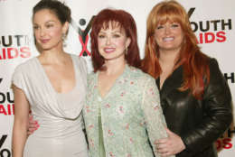 Actress Ashley Judd (L-R), singers Naomi and Wynonna Judd arrive at the 'YouthAIDS Annual Benefit Gala 2003' at Capitale on October 27, 2003 in New York City. (Getty Images)