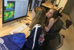 Students Samantha Shomo and Erin Mills work on editing their games. (WTOP/Kristi King)