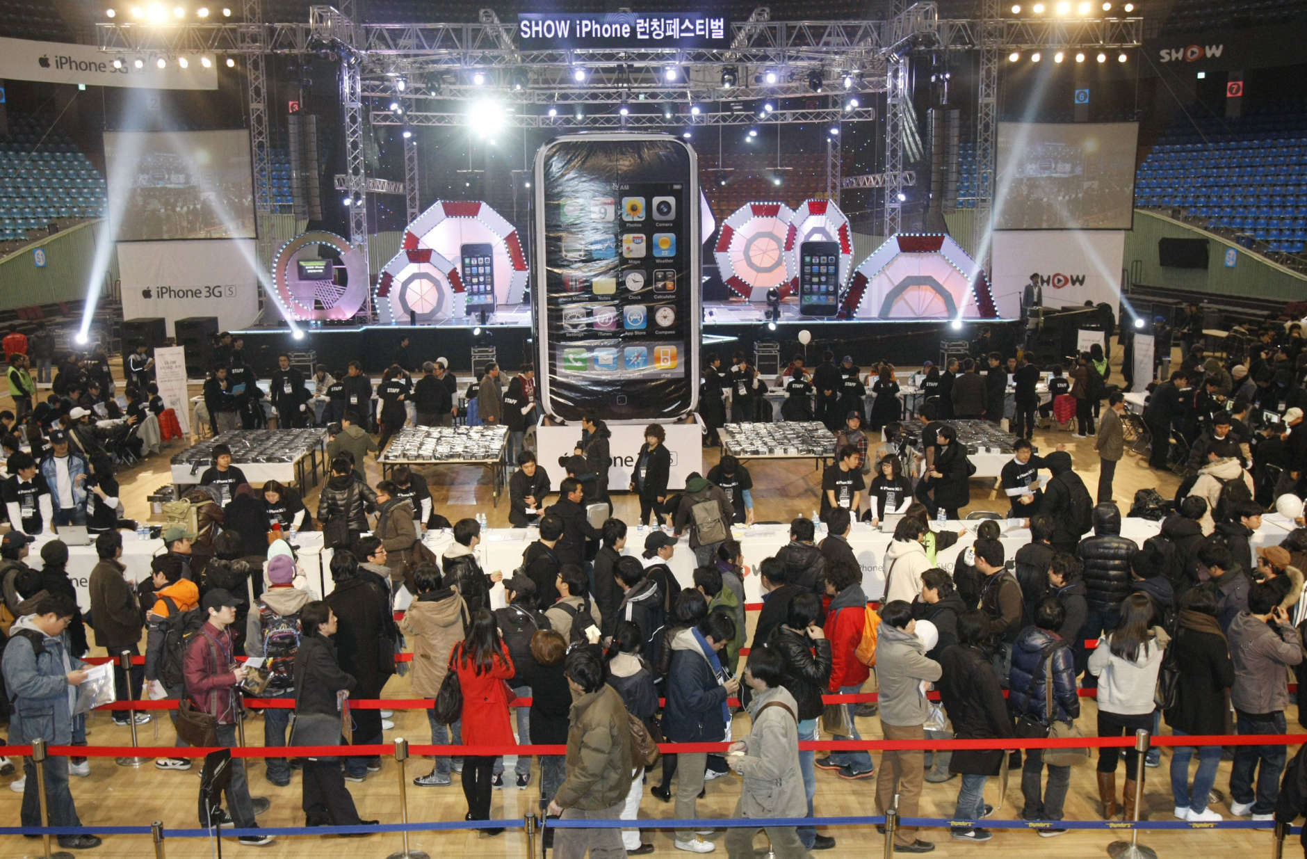 Fans of iPhon line up as they wait to purchase the Apple iPhone 3G during its launching ceremony in Seoul, Saturday, Nov. 28, 2009. South Koreans began getting their coveted iPhones on Saturday amid fanfare and expectations they will shake up a local market dominated by domestic giants Samsung and LG. (AP Photo/Ahn Young-joon)