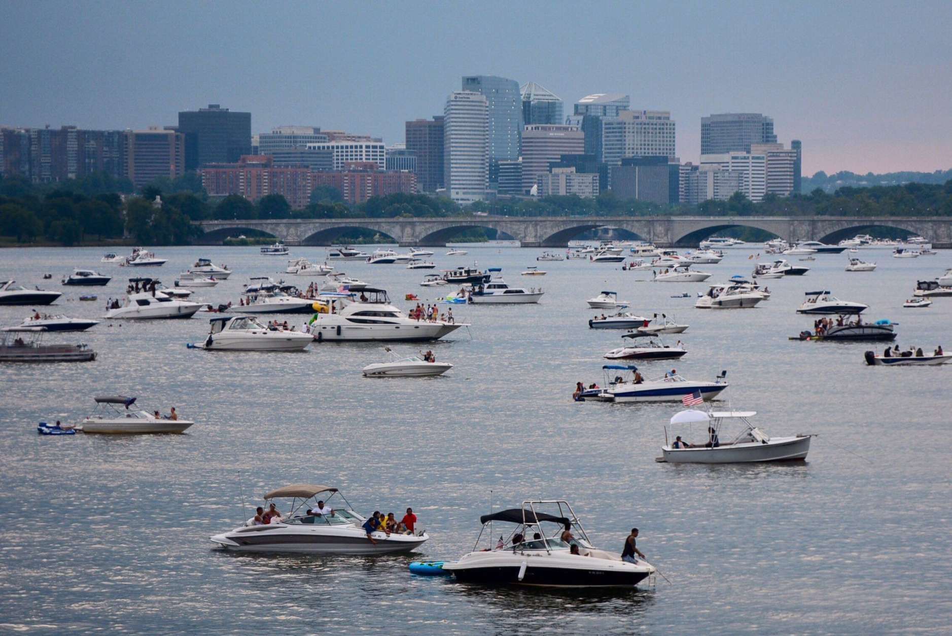 Boaters drop anchor along the Tidal Potomac. (WTOP/Dave Dildine)