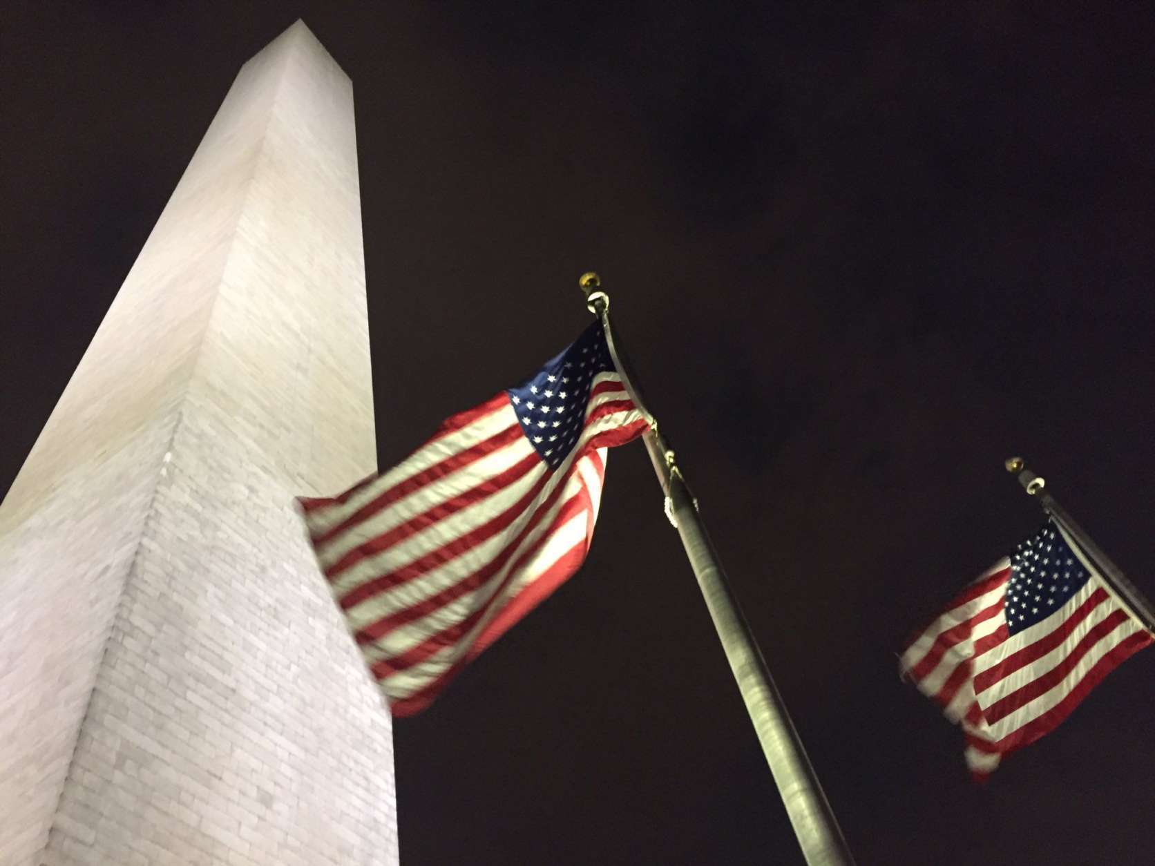 A radiant Washington Monument shines on a festive holiday evening. (WTOP/Michelle Basch)